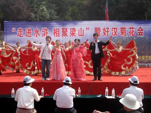 师生赴梁山风景区举办“水浒文化节“专场演出