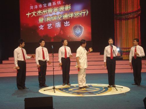 学生在菏泽电视台参加文艺演出