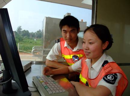 安置到深圳高速公路的谢燕等同学在收费岗位上